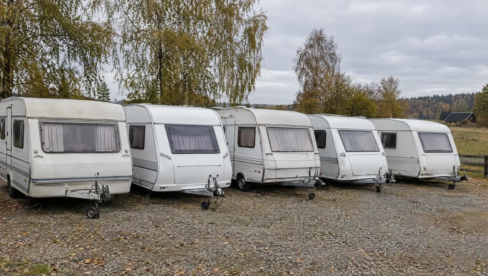 Brugte campingvogne på række hos en forhandler